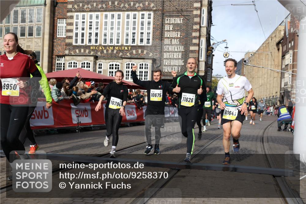 05.10.2025 - 20. swb-Marathon Bremen Yannick Fuchs http://msf.ph/oto/9258370 05.10.2025 10:56:10 Ziel 9541, 9871, 9950, 10015, 10394, 10641, 10664, 10675, 10758, 10921, 10959, 11148, 11626 meine-sportfotos.de