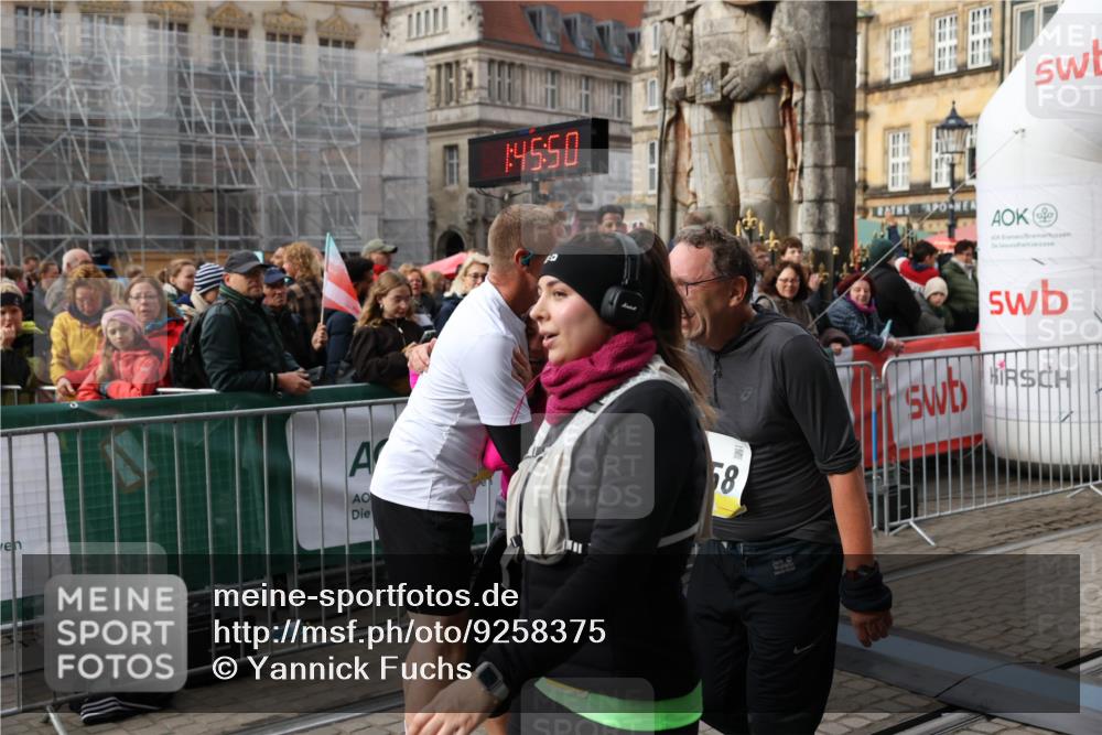 05.10.2025 - 20. swb-Marathon Bremen Yannick Fuchs http://msf.ph/oto/9258375 05.10.2025 11:16:40 Ziel 9563, 11182, 11358, 11404 meine-sportfotos.de