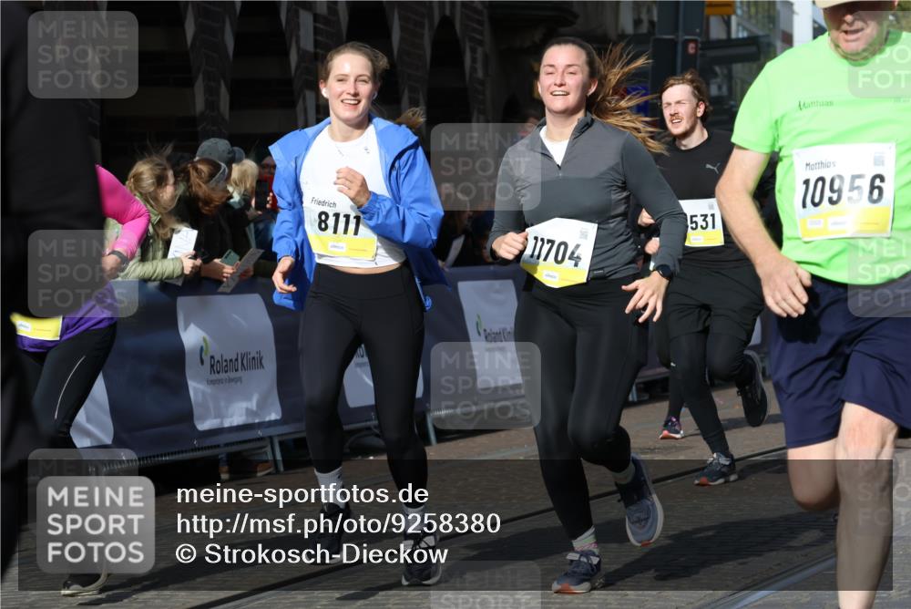 05.10.2025 - 20. swb-Marathon Bremen Strokosch-Dieckow http://msf.ph/oto/9258380 05.10.2025 11:04:33 Ziel 8111, 9394, 9610, 9750, 9915, 10278, 10485, 10531, 10532, 10674, 10869, 10956, 11196, 11542, 11704 meine-sportfotos.de