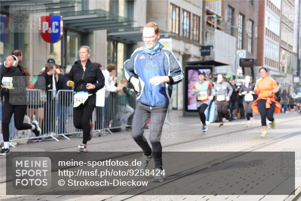 05.10.2025 - 20. swb-Marathon Bremen Strokosch-Dieckow http://msf.ph/oto/9258424 05.10.2025 10:58:58 Ziel 9183, 9219, 9454, 9508, 9635, 9692, 9737, 10039, 10143, 10200, 10274, 10353, 10391, 10407, 10594, 10809, 11006, 11007, 11207, 11400, 11728, 9183, 9219, 9454, 9508, 9635, 9692, 9737, 10039, 10143, 10200, 10274, 10353, 10391, 10407, 10594, 10809, 11006, 11007, 11207, 11400, 11728 meine-sportfotos.de