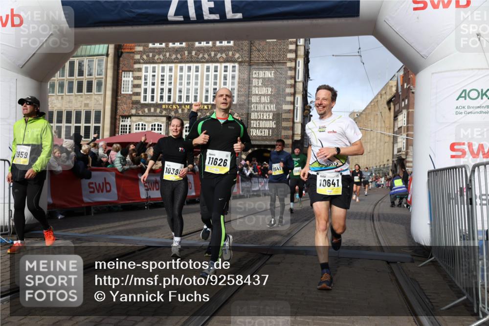 05.10.2025 - 20. swb-Marathon Bremen Yannick Fuchs http://msf.ph/oto/9258437 05.10.2025 10:56:11 Ziel 9541, 9950, 10006, 10015, 10394, 10641, 10664, 10675, 10758, 10921, 10959, 11095, 11148, 11626 meine-sportfotos.de