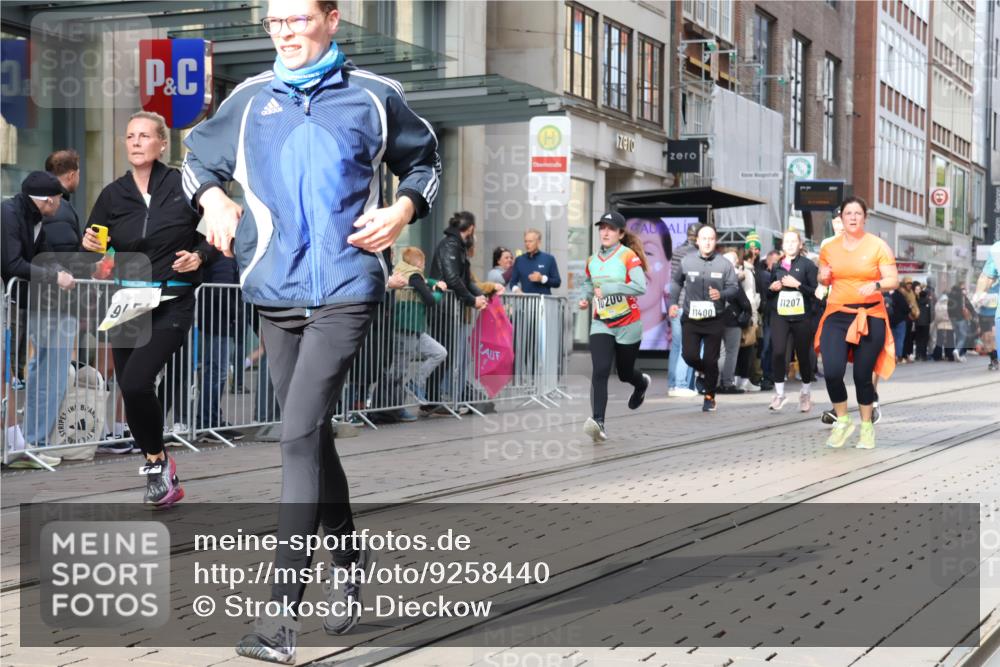 05.10.2025 - 20. swb-Marathon Bremen Strokosch-Dieckow http://msf.ph/oto/9258440 05.10.2025 10:58:58 Ziel 9183, 9219, 9454, 9508, 9635, 9692, 9737, 10039, 10143, 10200, 10274, 10353, 10391, 10407, 10594, 10809, 11006, 11007, 11207, 11400, 11728, 9183, 9219, 9454, 9508, 9635, 9692, 9737, 10039, 10143, 10200, 10274, 10353, 10391, 10407, 10594, 10809, 11006, 11007, 11207, 11400, 11728 meine-sportfotos.de