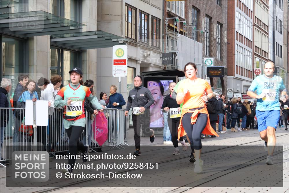 05.10.2025 - 20. swb-Marathon Bremen Strokosch-Dieckow http://msf.ph/oto/9258451 05.10.2025 10:58:59 Ziel 9183, 9219, 9454, 9508, 9635, 9692, 9737, 10039, 10143, 10200, 10274, 10353, 10391, 10407, 10809, 11006, 11007, 11207, 11400, 11657, 11728, 9183, 9219, 9454, 9508, 9635, 9692, 9737, 10039, 10143, 10200, 10274, 10353, 10391, 10407, 10809, 11006, 11007, 11207, 11400, 11657, 11728 meine-sportfotos.de