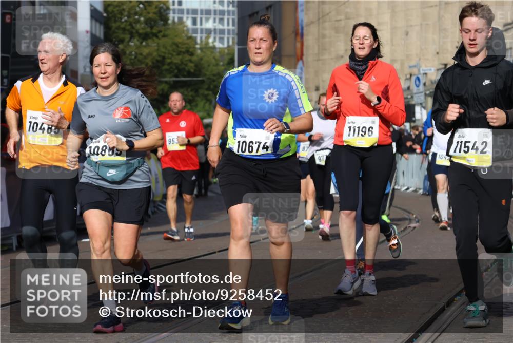 05.10.2025 - 20. swb-Marathon Bremen Strokosch-Dieckow http://msf.ph/oto/9258452 05.10.2025 11:04:35 Ziel 8111, 9394, 9610, 9623, 9750, 9771, 9915, 10278, 10485, 10531, 10532, 10674, 10869, 10956, 11196, 11542, 11704 meine-sportfotos.de