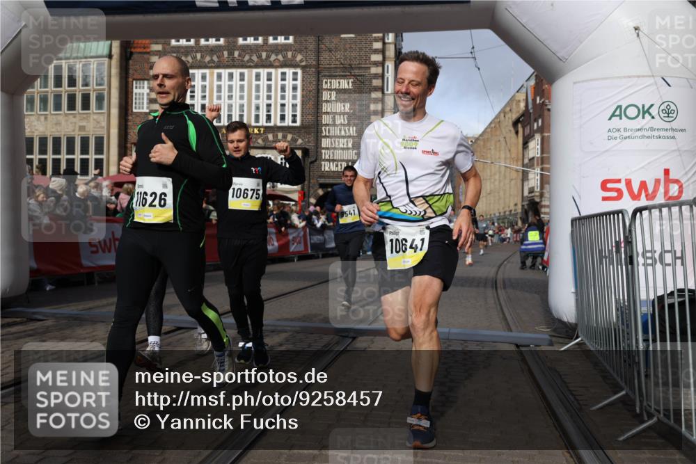 05.10.2025 - 20. swb-Marathon Bremen Yannick Fuchs http://msf.ph/oto/9258457 05.10.2025 10:56:11 Ziel 9541, 9950, 10006, 10015, 10394, 10641, 10664, 10675, 10758, 10921, 10959, 11095, 11148, 11626 meine-sportfotos.de