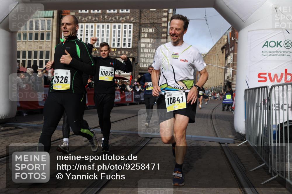 05.10.2025 - 20. swb-Marathon Bremen Yannick Fuchs http://msf.ph/oto/9258471 05.10.2025 10:56:11 Ziel 9541, 9950, 10006, 10015, 10394, 10641, 10664, 10675, 10758, 10921, 10959, 11095, 11148, 11626 meine-sportfotos.de