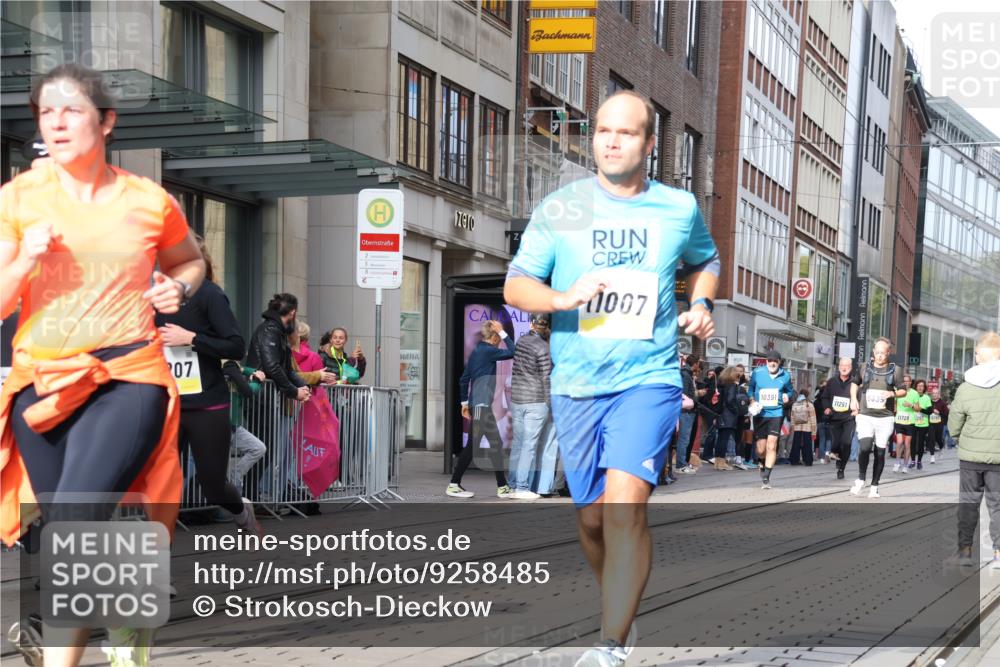 05.10.2025 - 20. swb-Marathon Bremen Strokosch-Dieckow http://msf.ph/oto/9258485 05.10.2025 10:59:01 Ziel 9183, 9219, 9454, 9508, 9635, 9692, 9737, 10039, 10143, 10200, 10274, 10353, 10391, 10407, 10809, 11006, 11007, 11207, 11251, 11400, 11657, 11728, 9183, 9219, 9454, 9508, 9635, 9692, 9737, 10039, 10143, 10200, 10274, 10353, 10391, 10407, 10809, 11006, 11007, 11207, 11251, 11400, 11657, 11728 meine-sportfotos.de