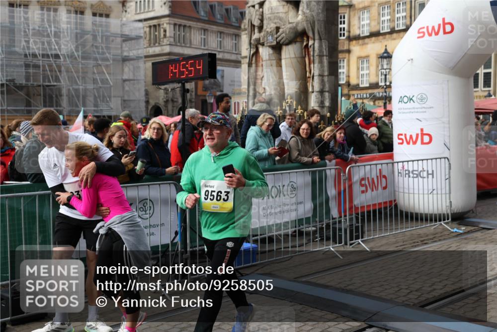 05.10.2025 - 20. swb-Marathon Bremen Yannick Fuchs http://msf.ph/oto/9258505 05.10.2025 11:16:43 Ziel 9301, 9563, 9753, 11020, 11182, 11438 meine-sportfotos.de