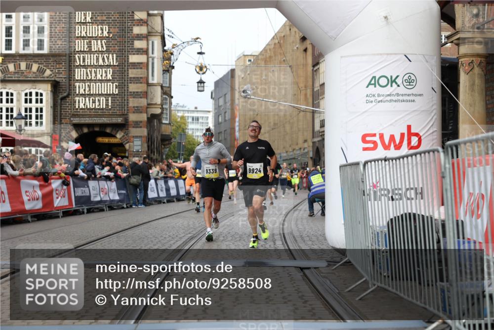 05.10.2025 - 20. swb-Marathon Bremen Yannick Fuchs http://msf.ph/oto/9258508 05.10.2025 10:47:40 Ziel 9244, 9339, 9924, 10319, 10850, 10875, 10951, 11742 meine-sportfotos.de