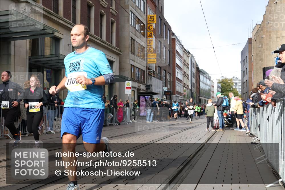 05.10.2025 - 20. swb-Marathon Bremen Strokosch-Dieckow http://msf.ph/oto/9258513 05.10.2025 10:59:03 Ziel 9183, 9219, 9454, 9508, 9609, 9635, 9737, 10143, 10200, 10274, 10391, 10407, 10809, 11006, 11007, 11207, 11251, 11400, 11657, 11728, 9183, 9219, 9454, 9508, 9609, 9635, 9737, 10143, 10200, 10274, 10391, 10407, 10809, 11006, 11007, 11207, 11251, 11400, 11657, 11728 meine-sportfotos.de