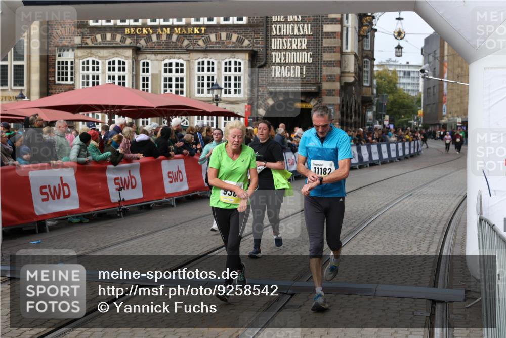 05.10.2025 - 20. swb-Marathon Bremen Yannick Fuchs http://msf.ph/oto/9258542 05.10.2025 11:16:44 Ziel 9301, 9563, 9753, 11020, 11182, 11438 meine-sportfotos.de