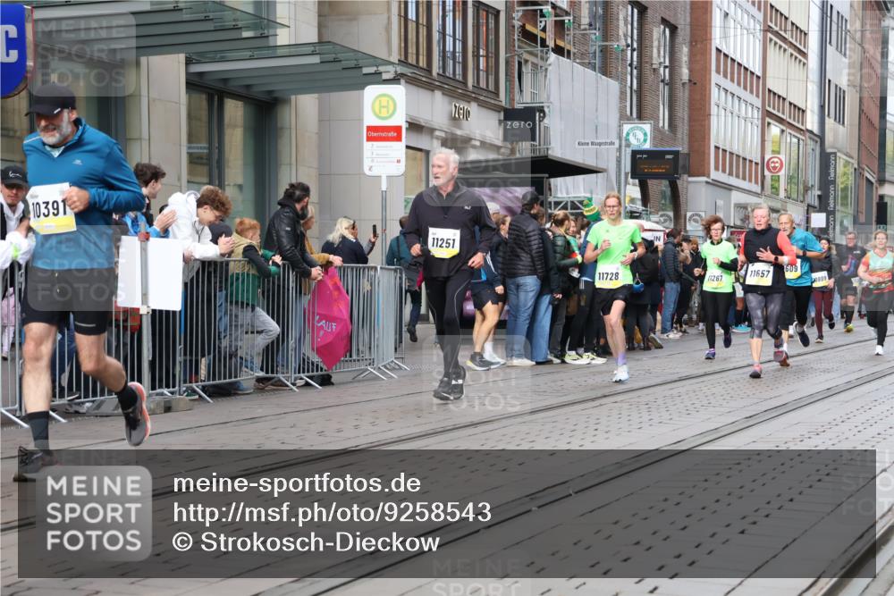 05.10.2025 - 20. swb-Marathon Bremen Strokosch-Dieckow http://msf.ph/oto/9258543 05.10.2025 10:59:09 Ziel 9183, 9454, 9609, 9635, 9737, 9991, 10200, 10209, 10391, 10407, 10760, 10809, 11006, 11007, 11207, 11251, 11267, 11400, 11456, 11657, 11728, 9183, 9454, 9609, 9635, 9737, 9991, 10200, 10209, 10391, 10407, 10760, 10809, 11006, 11007, 11207, 11251, 11267, 11400, 11456, 11657, 11728 meine-sportfotos.de