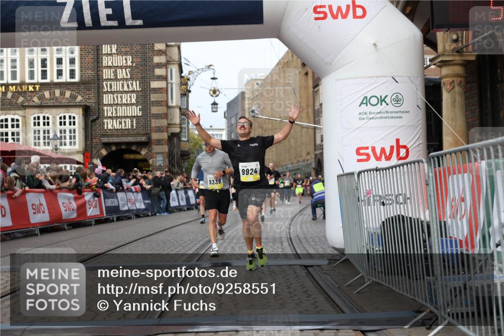 05.10.2025 - 20. swb-Marathon Bremen Yannick Fuchs http://msf.ph/oto/9258551 05.10.2025 10:47:40 Ziel 9244, 9339, 9924, 10319, 10850, 10875, 10951, 11742 meine-sportfotos.de