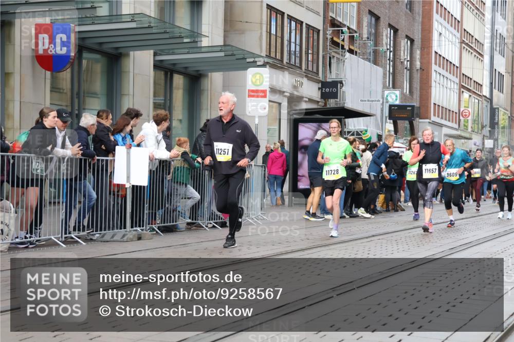 05.10.2025 - 20. swb-Marathon Bremen Strokosch-Dieckow http://msf.ph/oto/9258567 05.10.2025 10:59:09 Ziel 9183, 9454, 9609, 9635, 9737, 9991, 10200, 10209, 10391, 10407, 10760, 10809, 11006, 11007, 11207, 11251, 11267, 11400, 11456, 11657, 11728, 9183, 9454, 9609, 9635, 9737, 9991, 10200, 10209, 10391, 10407, 10760, 10809, 11006, 11007, 11207, 11251, 11267, 11400, 11456, 11657, 11728 meine-sportfotos.de