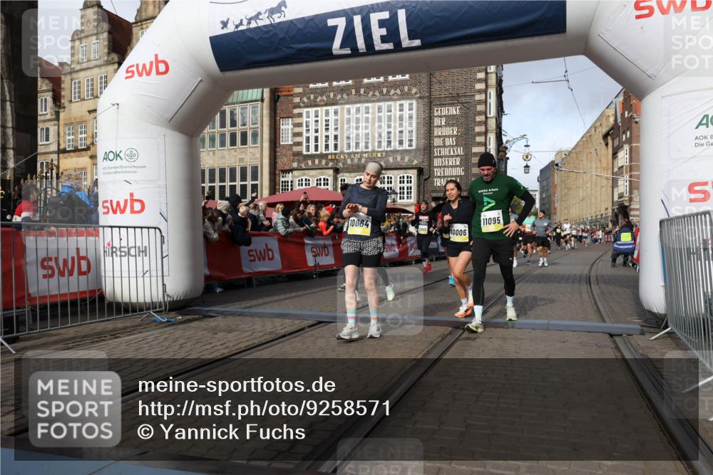 05.10.2025 - 20. swb-Marathon Bremen Yannick Fuchs http://msf.ph/oto/9258571 05.10.2025 10:56:14 Ziel 9541, 9811, 9950, 10006, 10009, 10015, 10394, 10641, 10664, 10675, 10959, 10989, 11095, 11148, 11620, 11626, 11693 meine-sportfotos.de