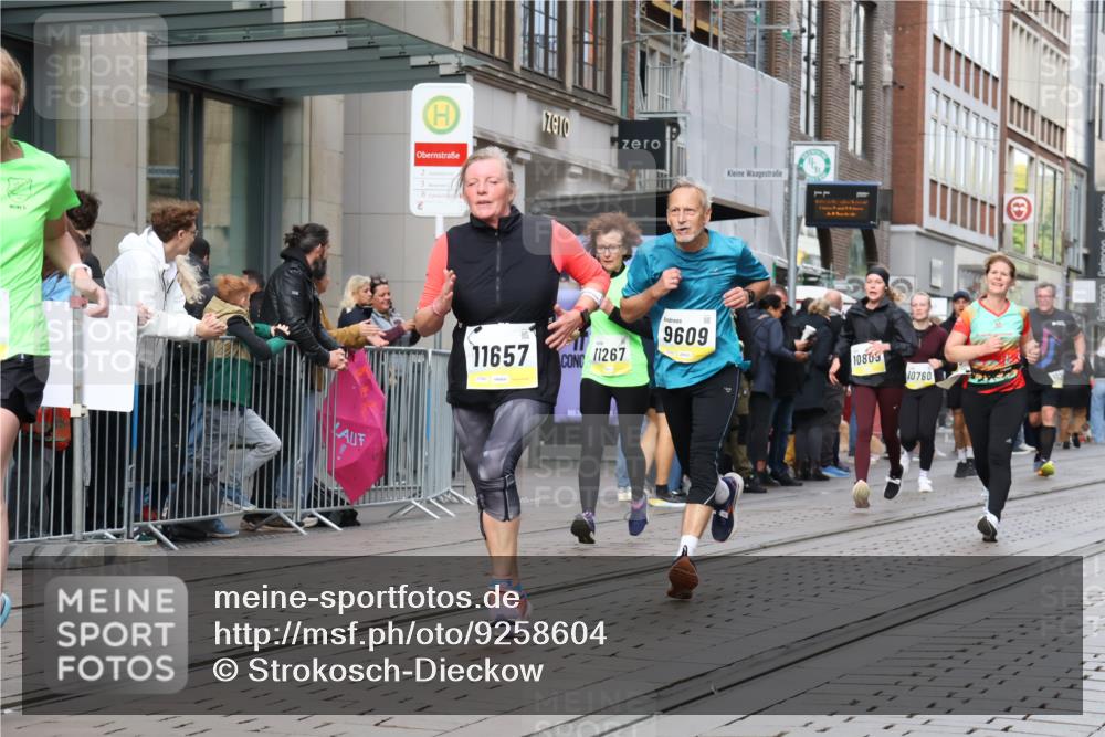 05.10.2025 - 20. swb-Marathon Bremen Strokosch-Dieckow http://msf.ph/oto/9258604 05.10.2025 10:59:12 Ziel 9183, 9609, 9635, 9737, 9991, 10209, 10391, 10407, 10420, 10760, 10809, 11006, 11007, 11251, 11267, 11456, 11657, 11720, 11728, 9183, 9609, 9635, 9737, 9991, 10209, 10391, 10407, 10420, 10760, 10809, 11006, 11007, 11251, 11267, 11456, 11657, 11720, 11728 meine-sportfotos.de