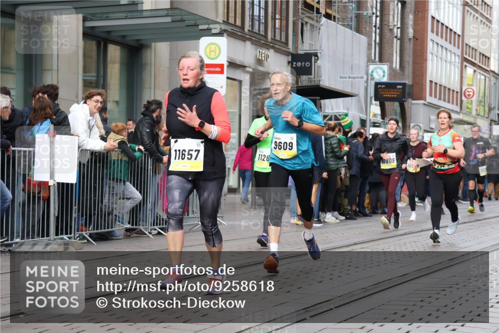 05.10.2025 - 20. swb-Marathon Bremen Strokosch-Dieckow http://msf.ph/oto/9258618 05.10.2025 10:59:12 Ziel 9183, 9609, 9635, 9737, 9991, 10209, 10391, 10407, 10420, 10760, 10809, 11006, 11007, 11251, 11267, 11456, 11657, 11720, 11728, 9183, 9609, 9635, 9737, 9991, 10209, 10391, 10407, 10420, 10760, 10809, 11006, 11007, 11251, 11267, 11456, 11657, 11720, 11728 meine-sportfotos.de