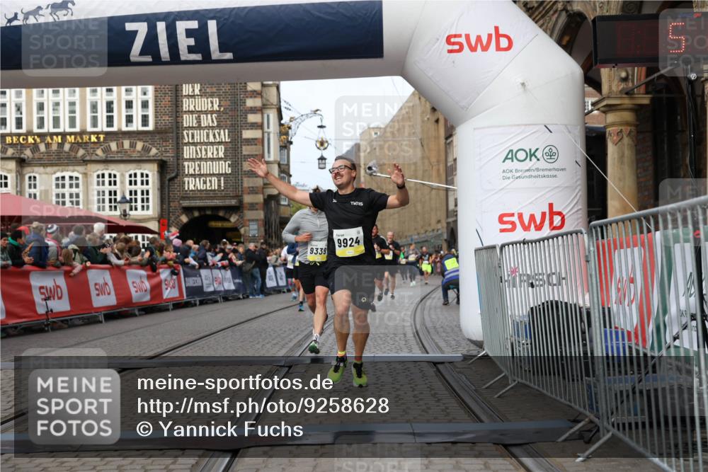 05.10.2025 - 20. swb-Marathon Bremen Yannick Fuchs http://msf.ph/oto/9258628 05.10.2025 10:47:41 Ziel 9244, 9339, 9924, 10073, 10319, 10850, 10875, 10947, 10951 meine-sportfotos.de