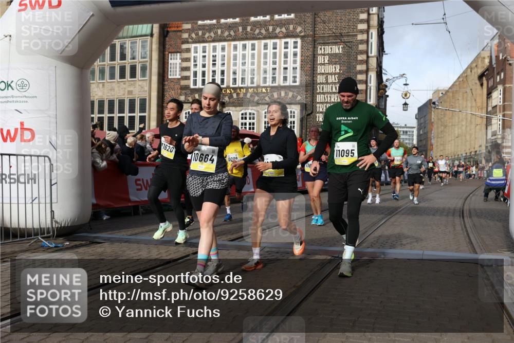 05.10.2025 - 20. swb-Marathon Bremen Yannick Fuchs http://msf.ph/oto/9258629 05.10.2025 10:56:15 Ziel 9541, 9811, 9950, 9968, 10006, 10009, 10015, 10394, 10641, 10664, 10675, 10959, 10989, 11095, 11148, 11366, 11620, 11626, 11693 meine-sportfotos.de