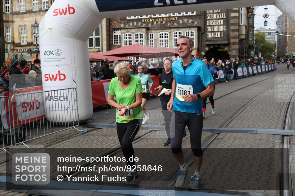 05.10.2025 - 20. swb-Marathon Bremen Yannick Fuchs http://msf.ph/oto/9258646 05.10.2025 11:16:46 Ziel 9301, 9563, 9753, 11020, 11182, 11438 meine-sportfotos.de