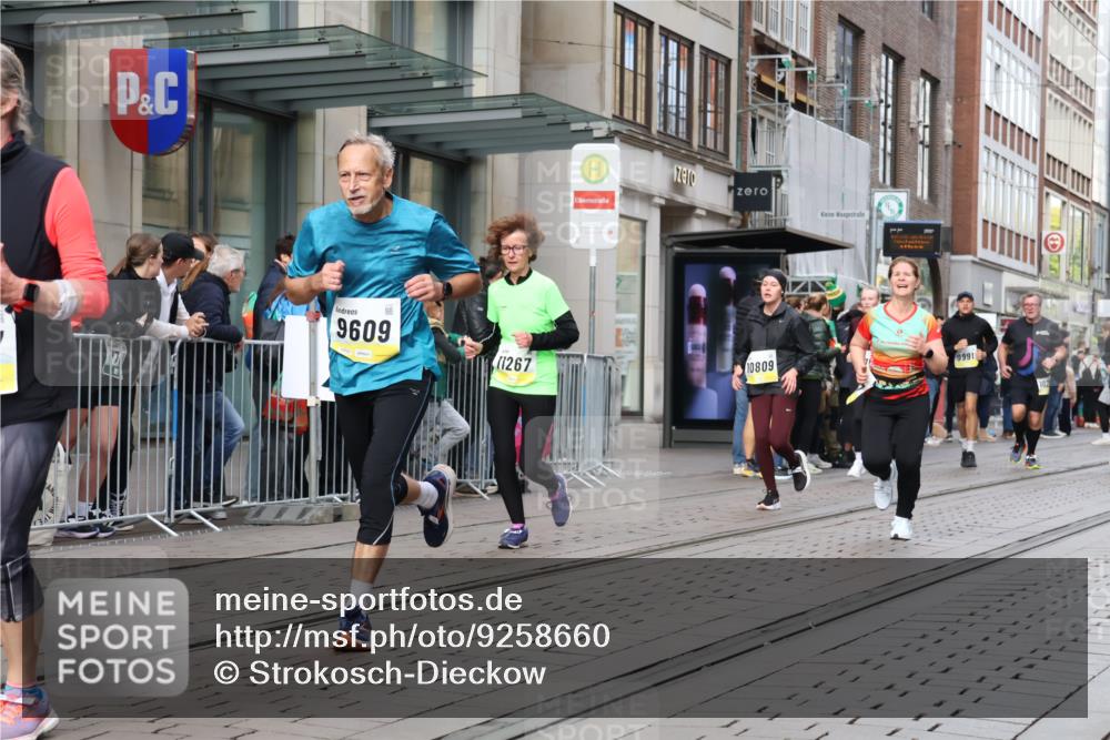 05.10.2025 - 20. swb-Marathon Bremen Strokosch-Dieckow http://msf.ph/oto/9258660 05.10.2025 10:59:14 Ziel 9473, 9609, 9635, 9737, 9991, 10209, 10391, 10420, 10760, 10809, 11251, 11267, 11456, 11657, 11720, 11728, 9473, 9609, 9635, 9737, 9991, 10209, 10391, 10420, 10760, 10809, 11251, 11267, 11456, 11657, 11720, 11728 meine-sportfotos.de