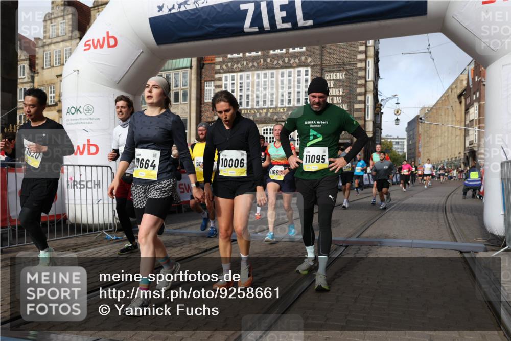 05.10.2025 - 20. swb-Marathon Bremen Yannick Fuchs http://msf.ph/oto/9258661 05.10.2025 10:56:16 Ziel 9541, 9811, 9950, 9968, 10006, 10009, 10394, 10641, 10664, 10675, 10959, 10989, 11095, 11366, 11620, 11626, 11630, 11693 meine-sportfotos.de