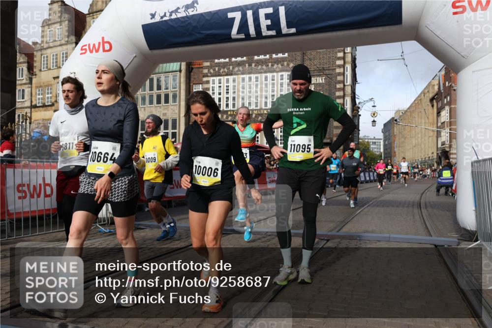 05.10.2025 - 20. swb-Marathon Bremen Yannick Fuchs http://msf.ph/oto/9258687 05.10.2025 10:56:16 Ziel 9541, 9811, 9950, 9968, 10006, 10009, 10394, 10641, 10664, 10675, 10959, 10989, 11095, 11366, 11620, 11626, 11630, 11693 meine-sportfotos.de