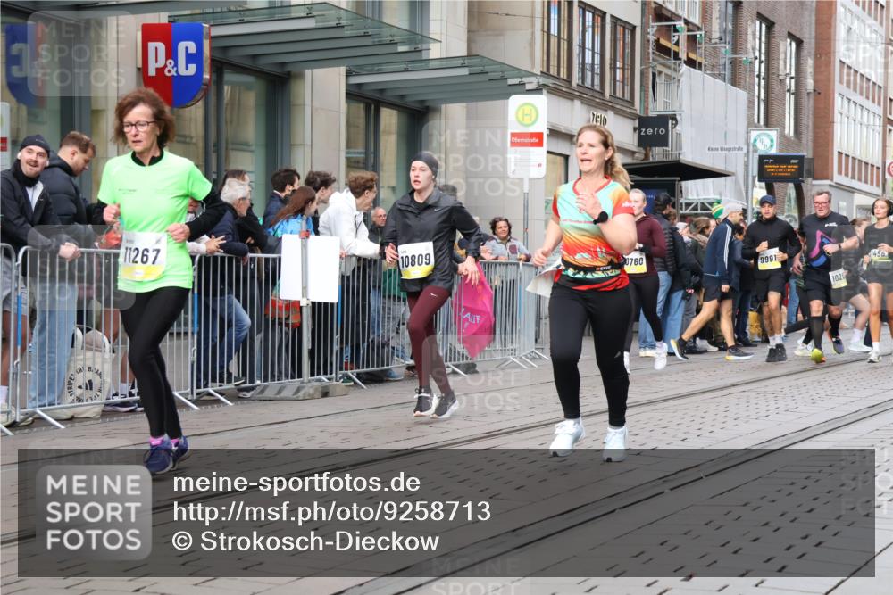 05.10.2025 - 20. swb-Marathon Bremen Strokosch-Dieckow http://msf.ph/oto/9258713 05.10.2025 10:59:15 Ziel 9473, 9609, 9635, 9737, 9991, 10209, 10391, 10420, 10760, 10809, 11251, 11267, 11456, 11582, 11657, 11720, 11728, 9473, 9609, 9635, 9737, 9991, 10209, 10391, 10420, 10760, 10809, 11251, 11267, 11456, 11582, 11657, 11720, 11728 meine-sportfotos.de