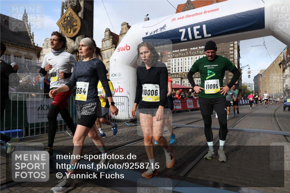 05.10.2025 - 20. swb-Marathon Bremen Yannick Fuchs http://msf.ph/oto/9258715 05.10.2025 10:56:17 Ziel 9541, 9811, 9855, 9968, 10006, 10009, 10394, 10641, 10664, 10675, 10989, 11095, 11366, 11620, 11626, 11630, 11693 meine-sportfotos.de