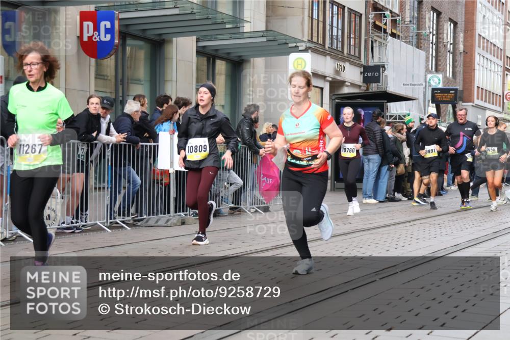 05.10.2025 - 20. swb-Marathon Bremen Strokosch-Dieckow http://msf.ph/oto/9258729 05.10.2025 10:59:15 Ziel 9473, 9609, 9635, 9737, 9991, 10209, 10391, 10420, 10760, 10809, 11251, 11267, 11456, 11582, 11657, 11720, 11728, 9473, 9609, 9635, 9737, 9991, 10209, 10391, 10420, 10760, 10809, 11251, 11267, 11456, 11582, 11657, 11720, 11728 meine-sportfotos.de