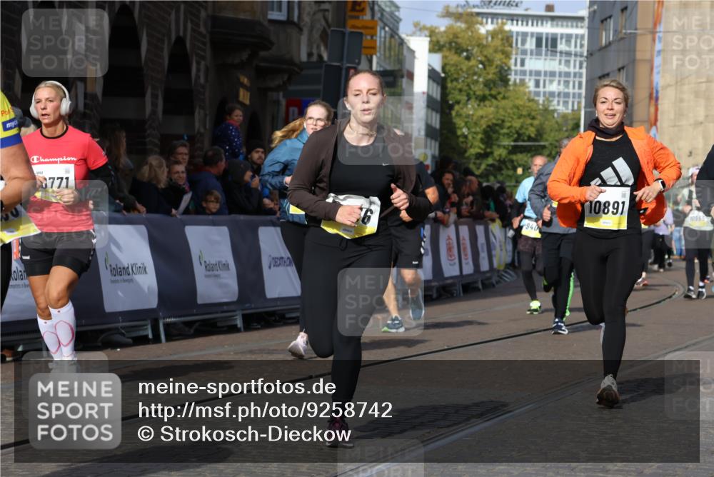 05.10.2025 - 20. swb-Marathon Bremen Strokosch-Dieckow http://msf.ph/oto/9258742 05.10.2025 11:04:53 Ziel 9220, 9409, 9530, 9813, 9866, 10684, 10771, 10891, 11090, 11180, 11315, 11372, 11478, 11559, 11636 meine-sportfotos.de