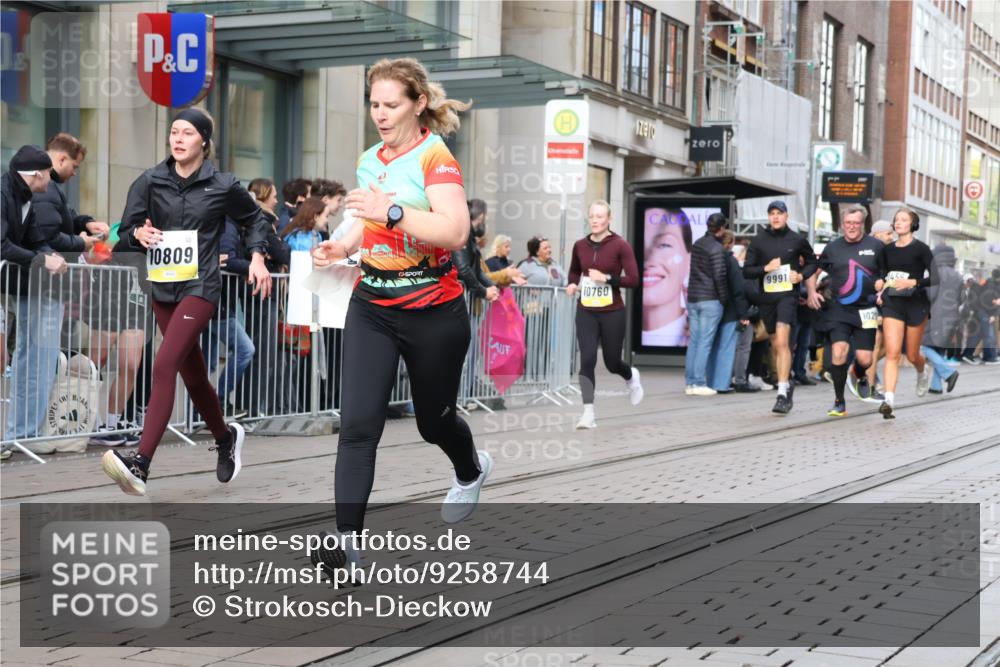 05.10.2025 - 20. swb-Marathon Bremen Strokosch-Dieckow http://msf.ph/oto/9258744 05.10.2025 10:59:16 Ziel 9473, 9609, 9737, 9991, 10209, 10391, 10420, 10760, 10809, 11251, 11267, 11456, 11582, 11657, 11720, 11728, 9473, 9609, 9737, 9991, 10209, 10391, 10420, 10760, 10809, 11251, 11267, 11456, 11582, 11657, 11720, 11728 meine-sportfotos.de