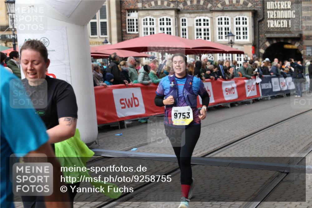 05.10.2025 - 20. swb-Marathon Bremen Yannick Fuchs http://msf.ph/oto/9258755 05.10.2025 11:16:47 Ziel 9301, 9563, 9753, 11020, 11182, 11438 meine-sportfotos.de