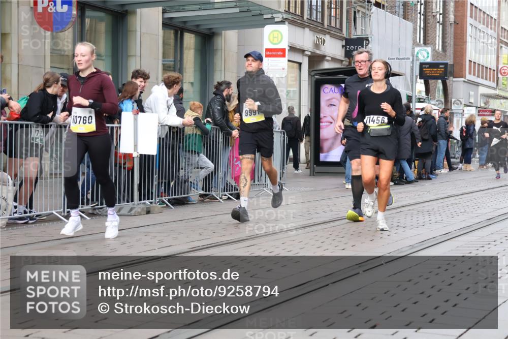 05.10.2025 - 20. swb-Marathon Bremen Strokosch-Dieckow http://msf.ph/oto/9258794 05.10.2025 10:59:18 Ziel 9378, 9473, 9609, 9673, 9737, 9991, 10209, 10391, 10420, 10760, 10809, 11251, 11267, 11456, 11582, 11657, 11720, 11728, 9378, 9473, 9609, 9673, 9737, 9991, 10209, 10391, 10420, 10760, 10809, 11251, 11267, 11456, 11582, 11657, 11720, 11728 meine-sportfotos.de