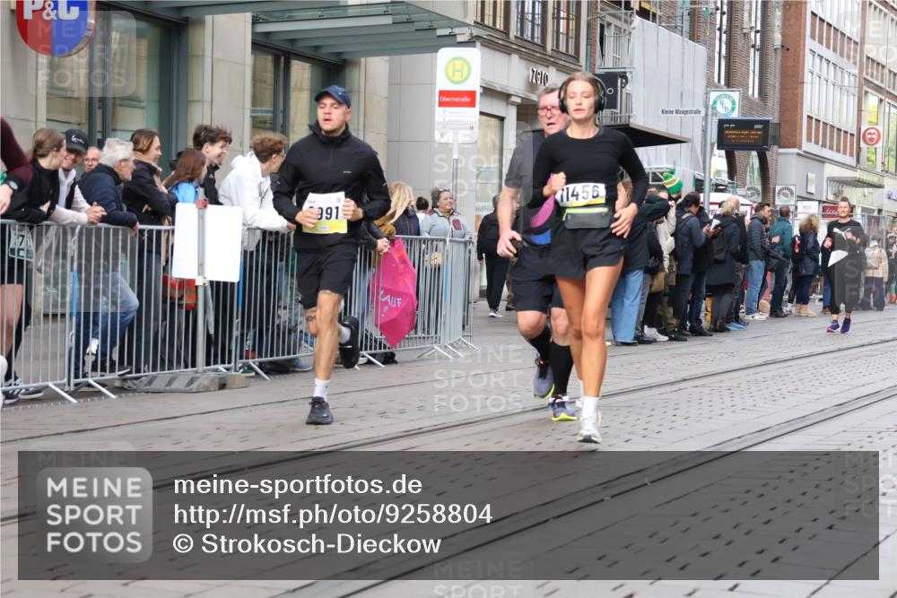 05.10.2025 - 20. swb-Marathon Bremen Strokosch-Dieckow http://msf.ph/oto/9258804 05.10.2025 10:59:18 Ziel 9378, 9473, 9609, 9673, 9737, 9991, 10209, 10391, 10420, 10760, 10809, 11251, 11267, 11456, 11582, 11657, 11720, 11728, 9378, 9473, 9609, 9673, 9737, 9991, 10209, 10391, 10420, 10760, 10809, 11251, 11267, 11456, 11582, 11657, 11720, 11728 meine-sportfotos.de
