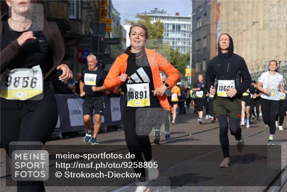 05.10.2025 - 20. swb-Marathon Bremen Strokosch-Dieckow http://msf.ph/oto/9258805 05.10.2025 11:04:55 Ziel 9220, 9409, 9530, 9660, 9813, 9866, 10684, 10771, 10891, 11090, 11180, 11315, 11372, 11478, 11559, 11636 meine-sportfotos.de