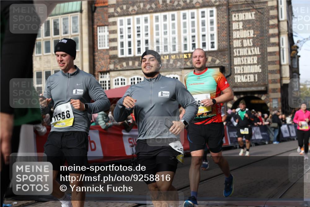 05.10.2025 - 20. swb-Marathon Bremen Yannick Fuchs http://msf.ph/oto/9258816 05.10.2025 10:56:19 Ziel 9258, 9811, 9855, 9968, 10006, 10009, 10664, 10989, 10992, 11095, 11364, 11366, 11620, 11630, 11693, 11741 meine-sportfotos.de