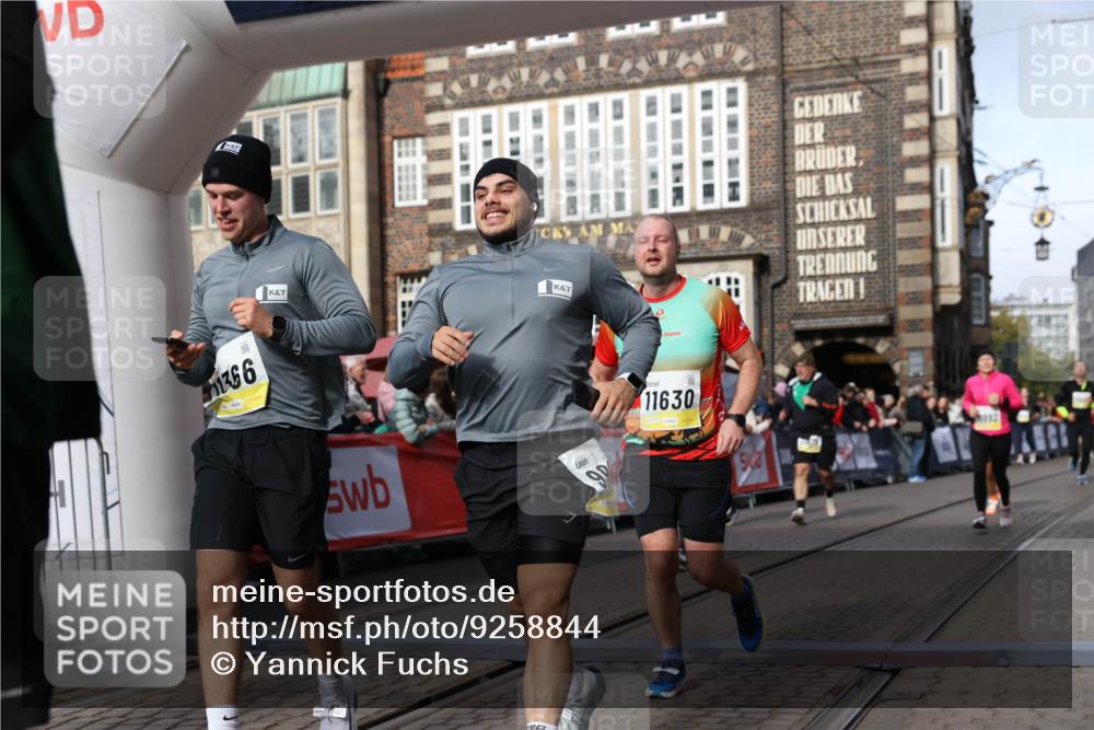05.10.2025 - 20. swb-Marathon Bremen Yannick Fuchs http://msf.ph/oto/9258844 05.10.2025 10:56:19 Ziel 9258, 9811, 9855, 9968, 10006, 10009, 10664, 10989, 10992, 11095, 11364, 11366, 11620, 11630, 11693, 11741 meine-sportfotos.de