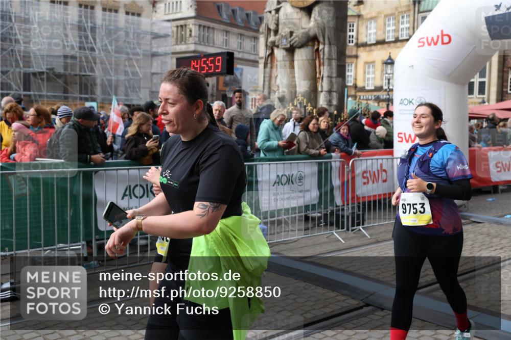 05.10.2025 - 20. swb-Marathon Bremen Yannick Fuchs http://msf.ph/oto/9258850 05.10.2025 11:16:48 Ziel 9301, 9563, 9753, 11020, 11182, 11438 meine-sportfotos.de