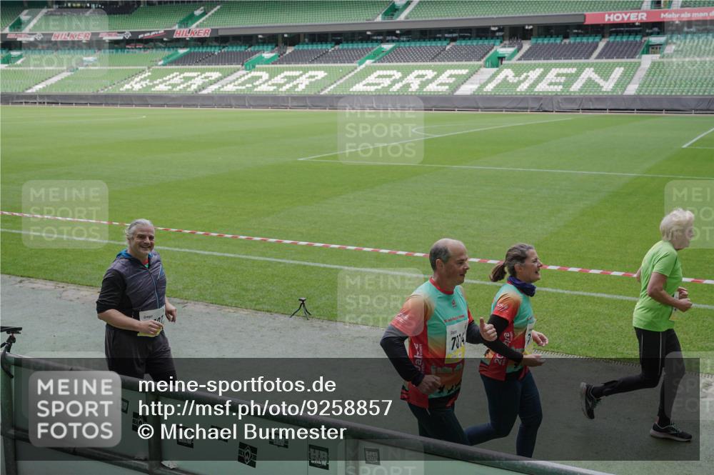 05.10.2025 - 20. swb-Marathon Bremen Michael Burmester http://msf.ph/oto/9258857 05.10.2025 10:46:26 Laufen im Stadion 7014, 7410, 9301, 9420, 9465, 9643, 9695, 9818, 9838, 9869, 9891, 9959, 10023, 10083, 10220, 10312, 10450, 10465, 10496, 10564, 10575, 10721, 10736, 10756, 10759, 10832, 10949, 10976, 10994, 11008, 11036, 11082, 11107, 11182, 11332, 11358, 11438, 11555, 11652, 11653, 9203, 10186, 10201, 10472, 10602, 10728, 11020, 11029, 11068 meine-sportfotos.de