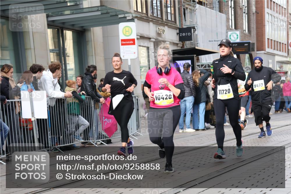 05.10.2025 - 20. swb-Marathon Bremen Strokosch-Dieckow http://msf.ph/oto/9258858 05.10.2025 10:59:24 Ziel 9378, 9473, 9609, 9612, 9673, 9991, 10209, 10420, 10760, 11251, 11267, 11456, 11582, 11657, 11720, 9378, 9473, 9609, 9612, 9673, 9991, 10209, 10420, 10760, 11251, 11267, 11456, 11582, 11657, 11720 meine-sportfotos.de