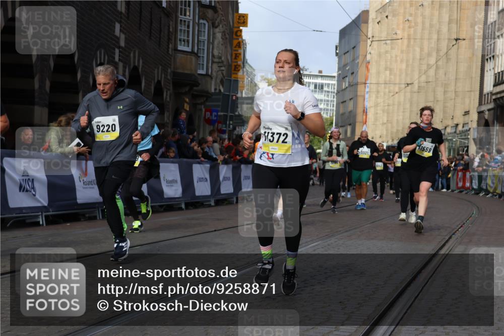 05.10.2025 - 20. swb-Marathon Bremen Strokosch-Dieckow http://msf.ph/oto/9258871 05.10.2025 11:04:58 Ziel 9220, 9409, 9530, 9660, 9813, 10684, 10771, 10965, 11090, 11121, 11171, 11180, 11372, 11412, 11478, 11559 meine-sportfotos.de