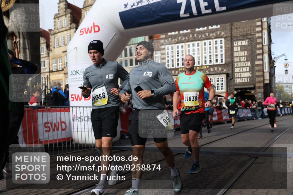 05.10.2025 - 20. swb-Marathon Bremen Yannick Fuchs http://msf.ph/oto/9258874 05.10.2025 10:56:20 Ziel 9258, 9811, 9855, 9968, 10006, 10009, 10664, 10989, 10992, 11095, 11364, 11366, 11620, 11630, 11693, 11741 meine-sportfotos.de