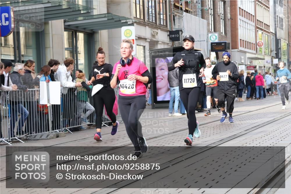 05.10.2025 - 20. swb-Marathon Bremen Strokosch-Dieckow http://msf.ph/oto/9258875 05.10.2025 10:59:25 Ziel 9378, 9473, 9609, 9612, 9673, 9991, 10209, 10420, 10760, 11251, 11267, 11444, 11456, 11582, 11644, 11720, 9378, 9473, 9609, 9612, 9673, 9991, 10209, 10420, 10760, 11251, 11267, 11444, 11456, 11582, 11644, 11720 meine-sportfotos.de