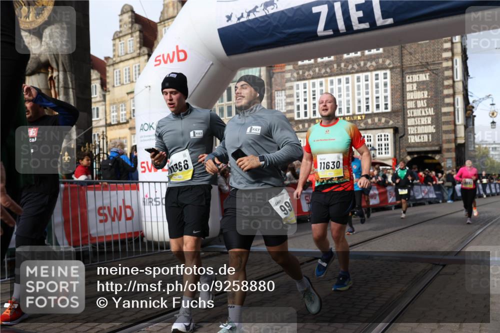 05.10.2025 - 20. swb-Marathon Bremen Yannick Fuchs http://msf.ph/oto/9258880 05.10.2025 10:56:20 Ziel 9258, 9811, 9855, 9968, 10006, 10009, 10664, 10989, 10992, 11095, 11364, 11366, 11620, 11630, 11693, 11741 meine-sportfotos.de