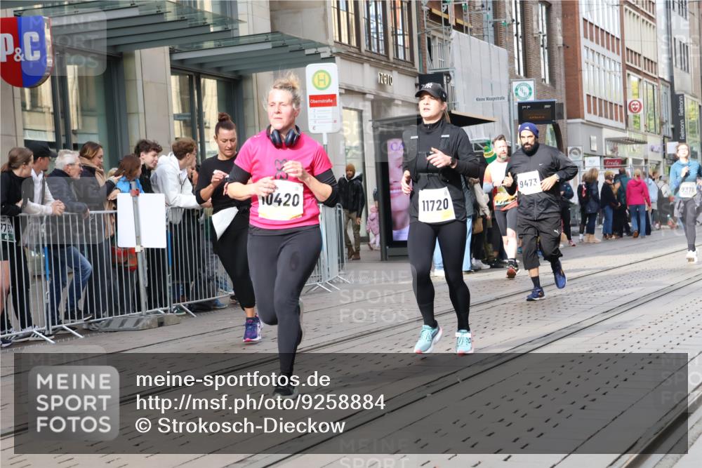 05.10.2025 - 20. swb-Marathon Bremen Strokosch-Dieckow http://msf.ph/oto/9258884 05.10.2025 10:59:25 Ziel 9378, 9473, 9609, 9612, 9673, 9991, 10209, 10420, 10760, 11251, 11267, 11444, 11456, 11582, 11644, 11720, 9378, 9473, 9609, 9612, 9673, 9991, 10209, 10420, 10760, 11251, 11267, 11444, 11456, 11582, 11644, 11720 meine-sportfotos.de