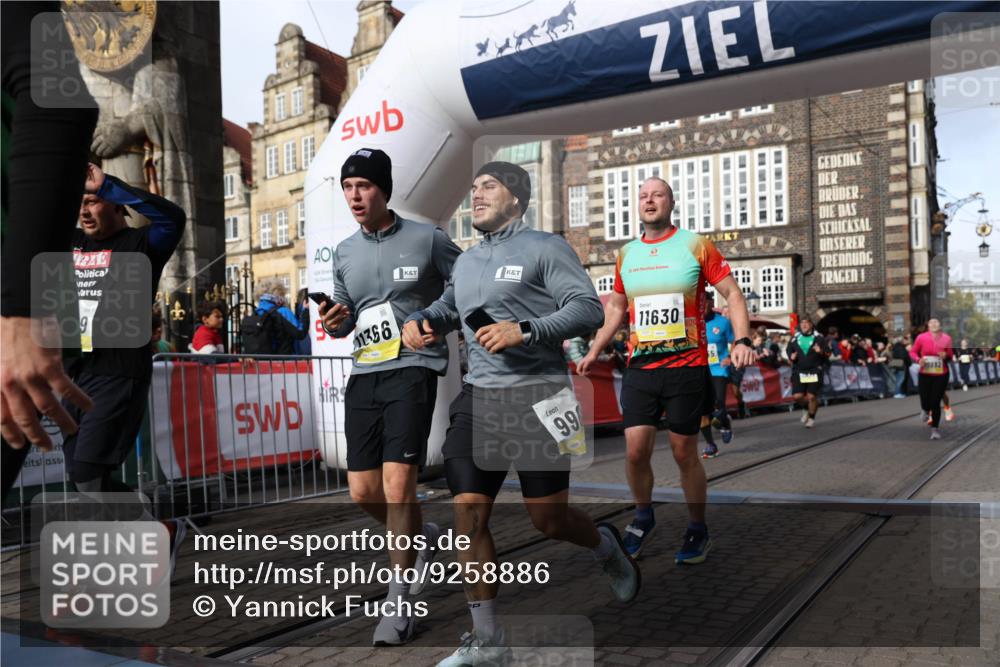 05.10.2025 - 20. swb-Marathon Bremen Yannick Fuchs http://msf.ph/oto/9258886 05.10.2025 10:56:20 Ziel 9258, 9811, 9855, 9968, 10006, 10009, 10664, 10989, 10992, 11095, 11364, 11366, 11620, 11630, 11693, 11741 meine-sportfotos.de