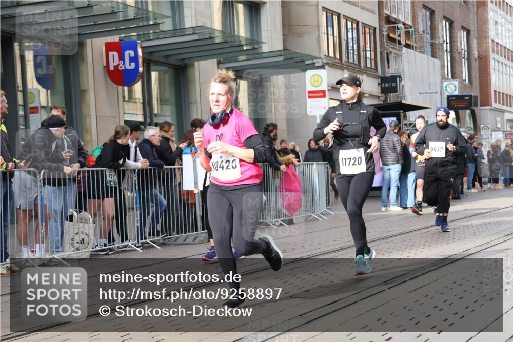 05.10.2025 - 20. swb-Marathon Bremen Strokosch-Dieckow http://msf.ph/oto/9258897 05.10.2025 10:59:25 Ziel 9378, 9473, 9609, 9612, 9673, 9991, 10209, 10420, 10760, 11251, 11267, 11444, 11456, 11582, 11644, 11720, 9378, 9473, 9609, 9612, 9673, 9991, 10209, 10420, 10760, 11251, 11267, 11444, 11456, 11582, 11644, 11720 meine-sportfotos.de