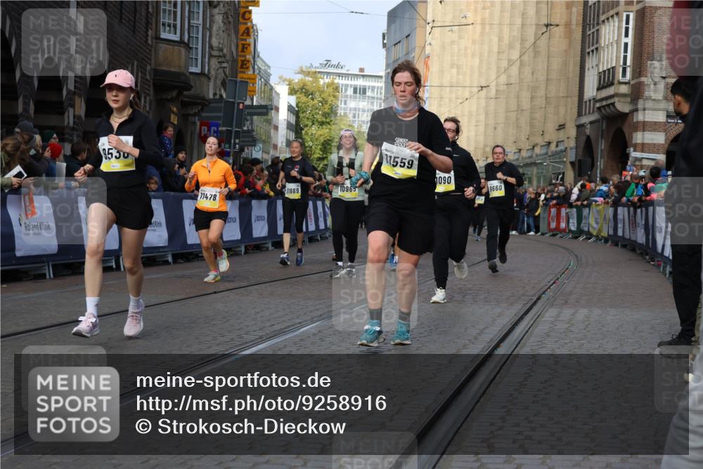 05.10.2025 - 20. swb-Marathon Bremen Strokosch-Dieckow http://msf.ph/oto/9258916 05.10.2025 11:05:00 Ziel 9220, 9409, 9530, 9642, 9660, 10771, 10965, 11090, 11121, 11171, 11180, 11372, 11412, 11478, 11559 meine-sportfotos.de