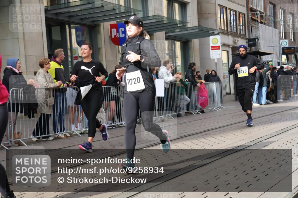 05.10.2025 - 20. swb-Marathon Bremen Strokosch-Dieckow http://msf.ph/oto/9258934 05.10.2025 10:59:26 Ziel 9378, 9473, 9609, 9612, 9673, 9991, 10209, 10420, 10760, 11267, 11444, 11456, 11582, 11644, 11720, 9378, 9473, 9609, 9612, 9673, 9991, 10209, 10420, 10760, 11267, 11444, 11456, 11582, 11644, 11720 meine-sportfotos.de